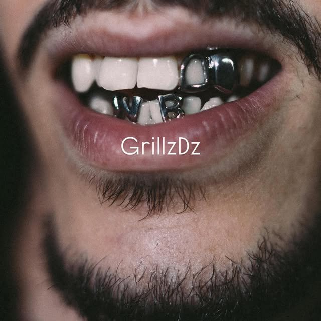 Gros plan sur un sourire avec grillz argent