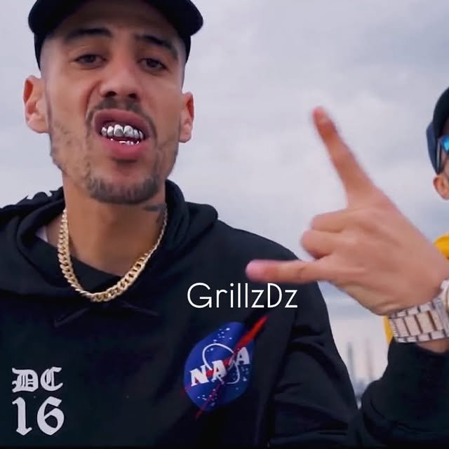 Client souriant avec ses grillz argent