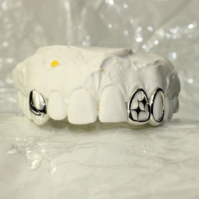 Modèles open face gravés posés sur un moulage dentaire