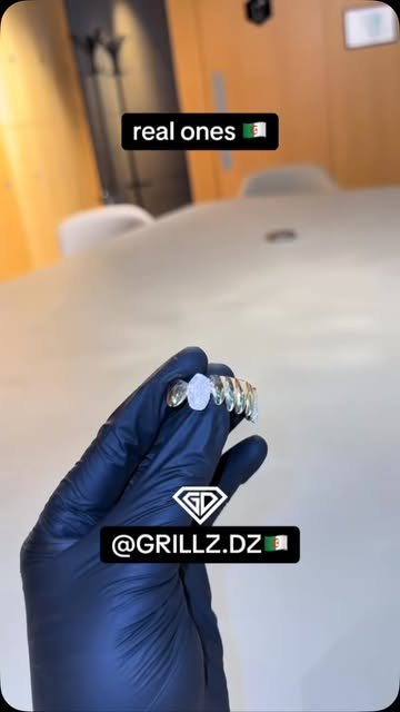 Main gantée tenant un grill iced fini